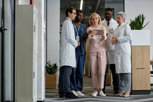 Clinicians discussing a patient&rsquo;s care
